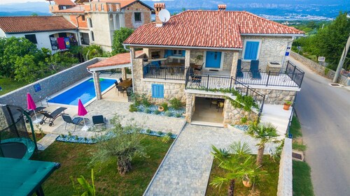 Stone House Apartment With A Private And Heated Swimming Pool