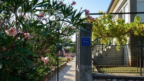 Une entrée fermée par un portail, avec un panneau indiquant une classification quatre étoiles.