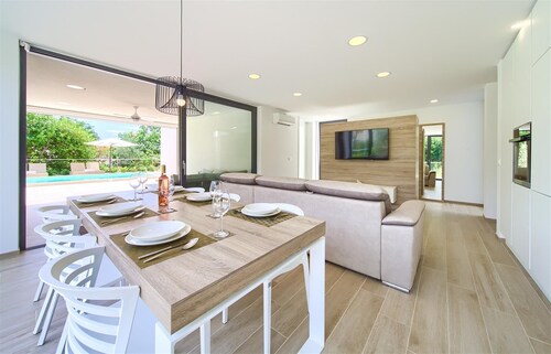 Villa Celeia - Luxurious villa with heated pool in city centre of Krk