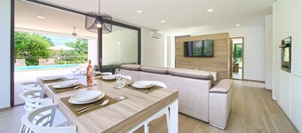 Villa Celeia - Luxurious villa with heated pool in city centre of Krk