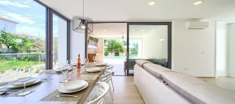 Villa Celeia - Luxurious villa with heated pool in city centre of Krk