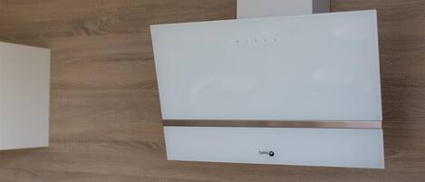Un módulo blanco y moderno fijado a la pared, con un logotipo y el nombre de la marca.