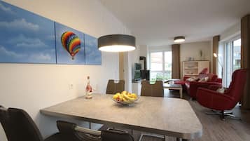 Refugium 8 | Essbereich im Zimmer