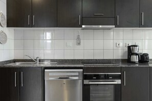 基础公寓, 1 张双人床 | 私人厨房 | 冰箱、微波炉、烤箱、烤面包机