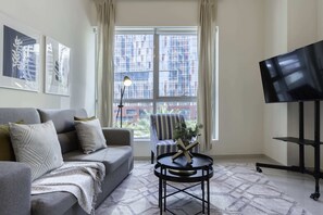 基础公寓, 1 张双人床 | 客厅 | 电视