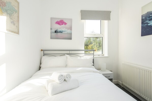 Eenvoudig appartement, 1 tweepersoonsbed met slaapbank | 1 slaapkamer, een bureau, een laptopwerkplek