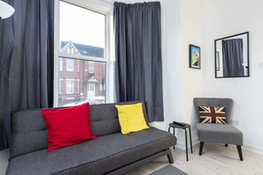 Eenvoudig appartement, 1 tweepersoonsbed met slaapbank | Woonkamer | Een televisie