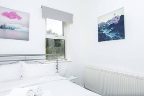 Eenvoudig appartement, 1 tweepersoonsbed met slaapbank | 1 slaapkamer, een bureau, een laptopwerkplek