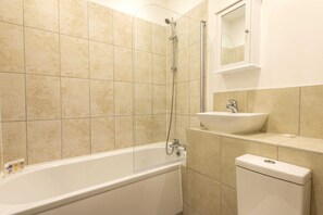 Eenvoudig appartement, 1 tweepersoonsbed met slaapbank | Badkamer | Handdoeken, zeep, shampoo, toiletpapier