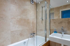 Basic Apartment, Multiple Beds | Bathroom | Towels, soap, shampoo, toilet paper - Guestready - Superb Central 3BR Home Near Regents Park, 7 Guests (London)