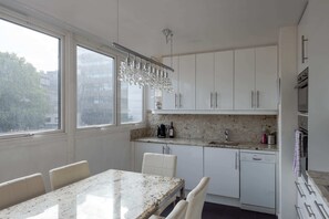 Basic Apartment, Multiple Beds | Private kitchen | Fridge, microwave, oven, dishwasher - Guestready - Superb Central 3BR Home Near Regents Park, 7 Guests (London)