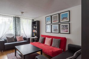 Căn hộ cơ bản, nhiều giường | Phòng khách | TV