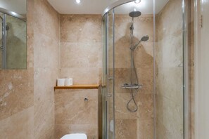 Apartamento básico, várias camas | Banheiro | Toalhas de banho, sabonete, shampoo, papel higiênico
