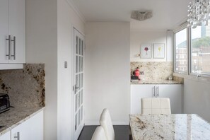 Căn hộ cơ bản, nhiều giường | Bếp riêng | Tủ lạnh, lò vi sóng, lò nướng, máy rửa bát