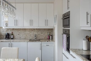 Basic-Apartment, Mehrere Betten | Eigene Küche | Kühlschrank, Mikrowelle, Ofen, Geschirrspüler