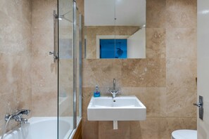 Căn hộ cơ bản, nhiều giường | Phòng tắm | Khăn tắm, xà phòng, dầu gội, giấy vệ sinh