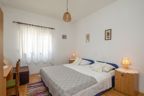 2 habitaciones, escritorio y espacio para trabajar con laptop 