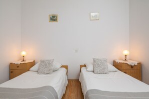 2 habitaciones, escritorio y espacio para trabajar con laptop