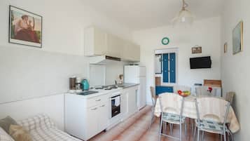 Basic Apartment (2) | Private kitchen | Full-sized fridge, oven, stovetop, coffee/tea maker