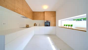 Fridge, oven, dishwasher, coffee/tea maker