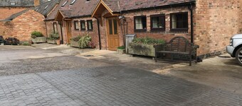 Nuneaton - Cottage - Sleeps 2 - Parking - Garden