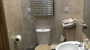 Casa de campo | Baño | Ducha, secador de pelo y toallas