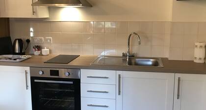 Nuneaton - Cottage - Sleeps 2 - Parking - Garden