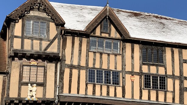 A traditional half-timbered building with a steeply pitched roof and decorative elements. - Stylish Central House Next To Warwick Castle (Warwick)