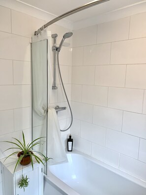 House, Multiple Beds | Bathroom | Combined shower/bathtub, deep-soaking bathtub, hair dryer, towels - Stylish Central House Next To Warwick Castle (Warwick)
