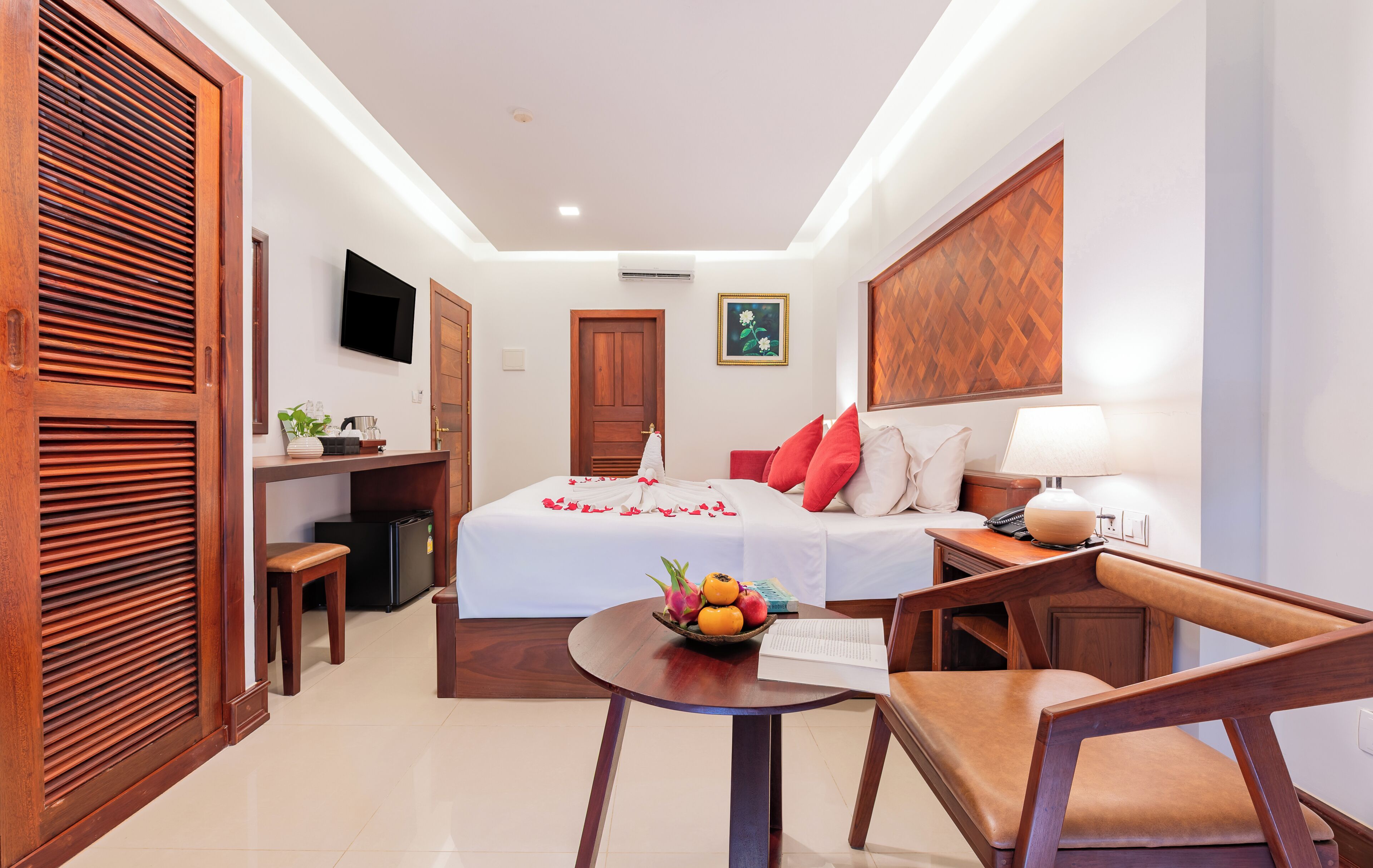 Deluxe king With Balcony | Hypo-allergenic bedding, minibar, in-room safe, individually decorated