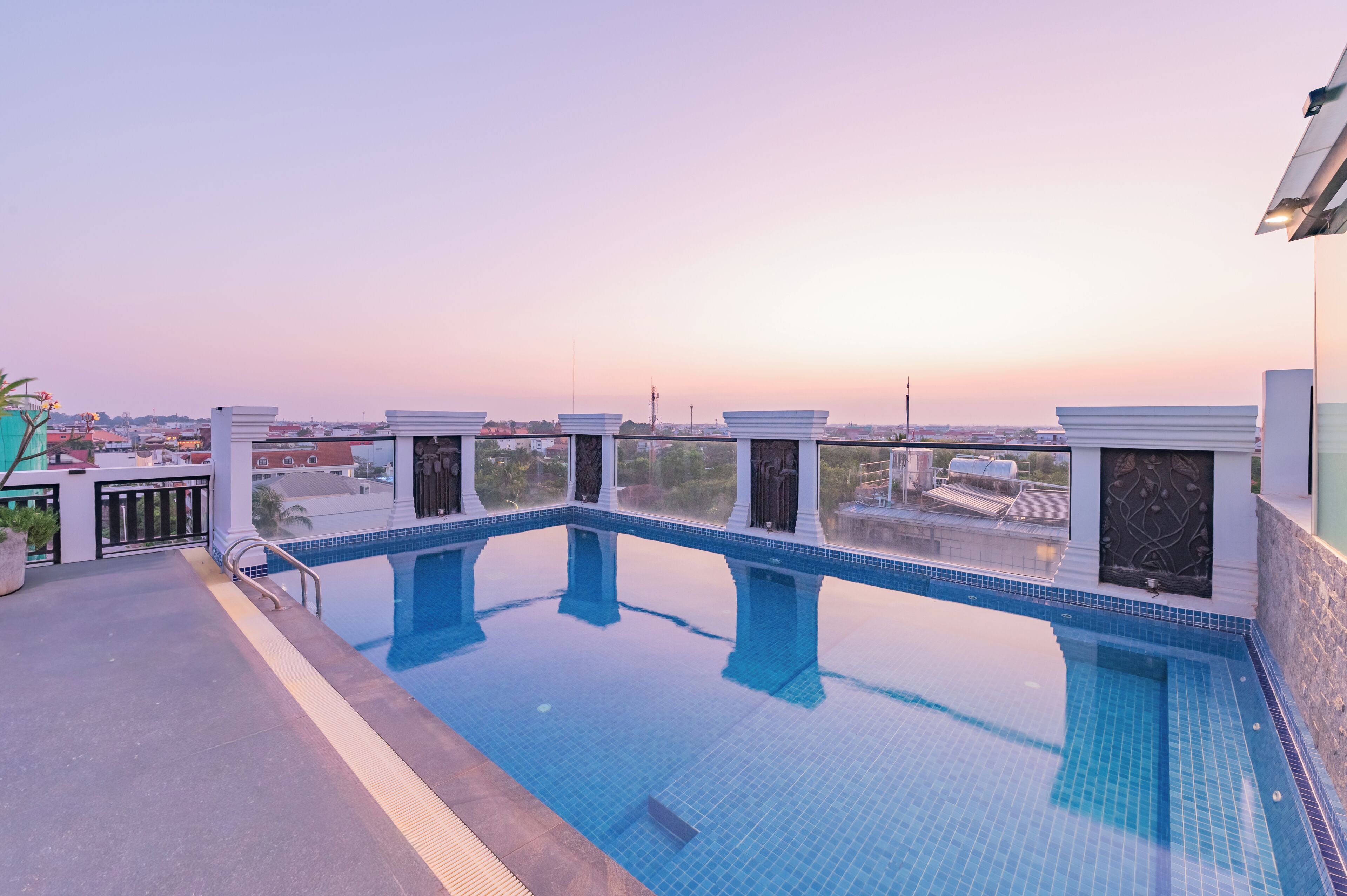 2 piscinas externas, funciona das 8h às 21h, guarda-sóis