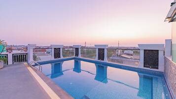 2 piscinas externas, funciona das 8h às 21h, guarda-sóis