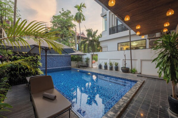 2 piscinas al aire libre, sombrillas, sillones reclinables de piscina