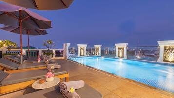 2 utendørsbassenger, bassengparasoller og solsenger