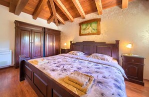 4 室のベッドルーム、WiFi (無料)、ベッドシーツ