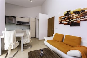 Televisión, chimenea, reproductor de DVD y estéreo 