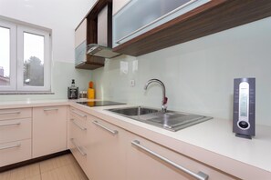 Refrigerador, horno, parrilla de estufa y lavavajillas