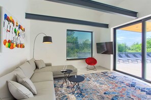 Una televisión, un reproductor estéreo