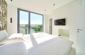 4 bedrooms, iron/ironing board, free WiFi, bed sheets