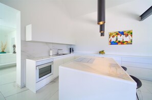 Kjøleskap, ovn, kokeplater og oppvaskmaskin