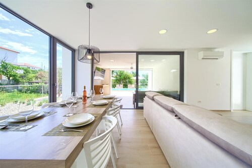 Villa Celeia - Luxuriöse Erdgeschoss Ferienwohnungen mit beheiztem Pool im Stadtzentrum von Krk