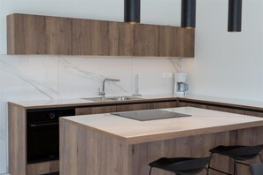 Fridge, oven, stovetop, dishwasher