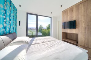 4 bedrooms, iron/ironing board, free WiFi, bed sheets