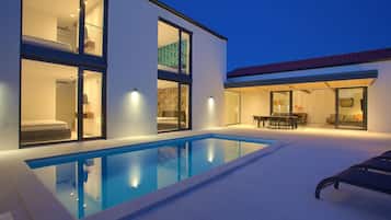 Beheizter Pool, Liegestühle