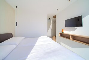 4 makuuhuonetta, silitysrauta/-lauta, ilmainen Wi-Fi, vuodevaatteet