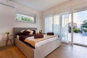 4 bedrooms, iron/ironing board, free WiFi, bed sheets