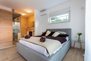 4 bedrooms, iron/ironing board, free WiFi, bed sheets