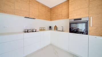 Jääkaappi, uuni, liesi, astianpesukone