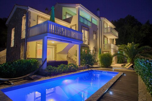 Residencia La Famiglia with heated swimming pool and beautiful Seaview