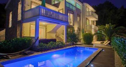 Residencia La Famiglia with heated swimming pool and beautiful Seaview